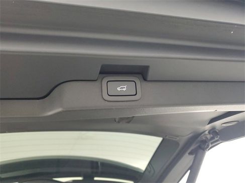 Used 2017 Land Rover Discovery SE image 7