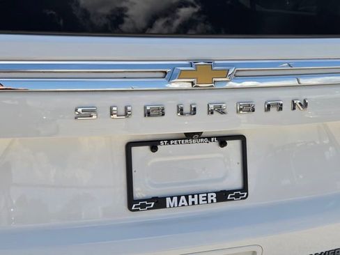 Used 2021 Chevrolet Suburban LT w/ Luxury Package RWD image 12