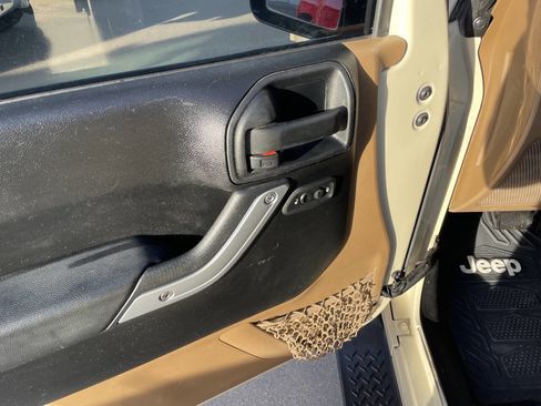 Used 2011 Jeep Wrangler Unlimited Sahara w/ Connectivity Group AWD/4WD image 21