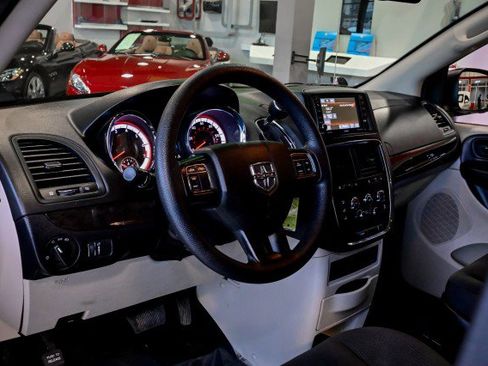 Used 2019 Dodge Grand Caravan SE w/ UConnect Hands-Free Group image 12