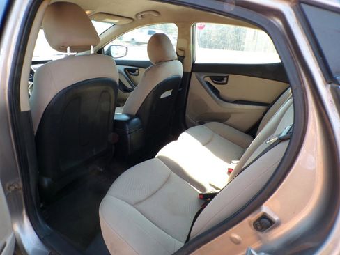 Used 2014 Hyundai Elantra SE image 28