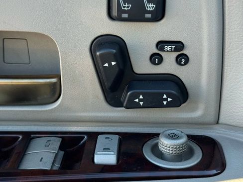 Used 2009 Lincoln Town Car Signature Limited image 21