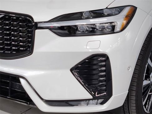 Used 2025 Volvo XC60 B5 Plus image 12