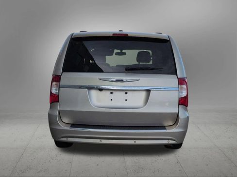 Used 2014 Chrysler Town & Country Touring-L w/ Driver Convenience Group image 5