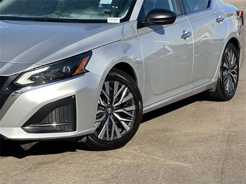 Used 2024 Nissan Altima 2.5 SV image 3