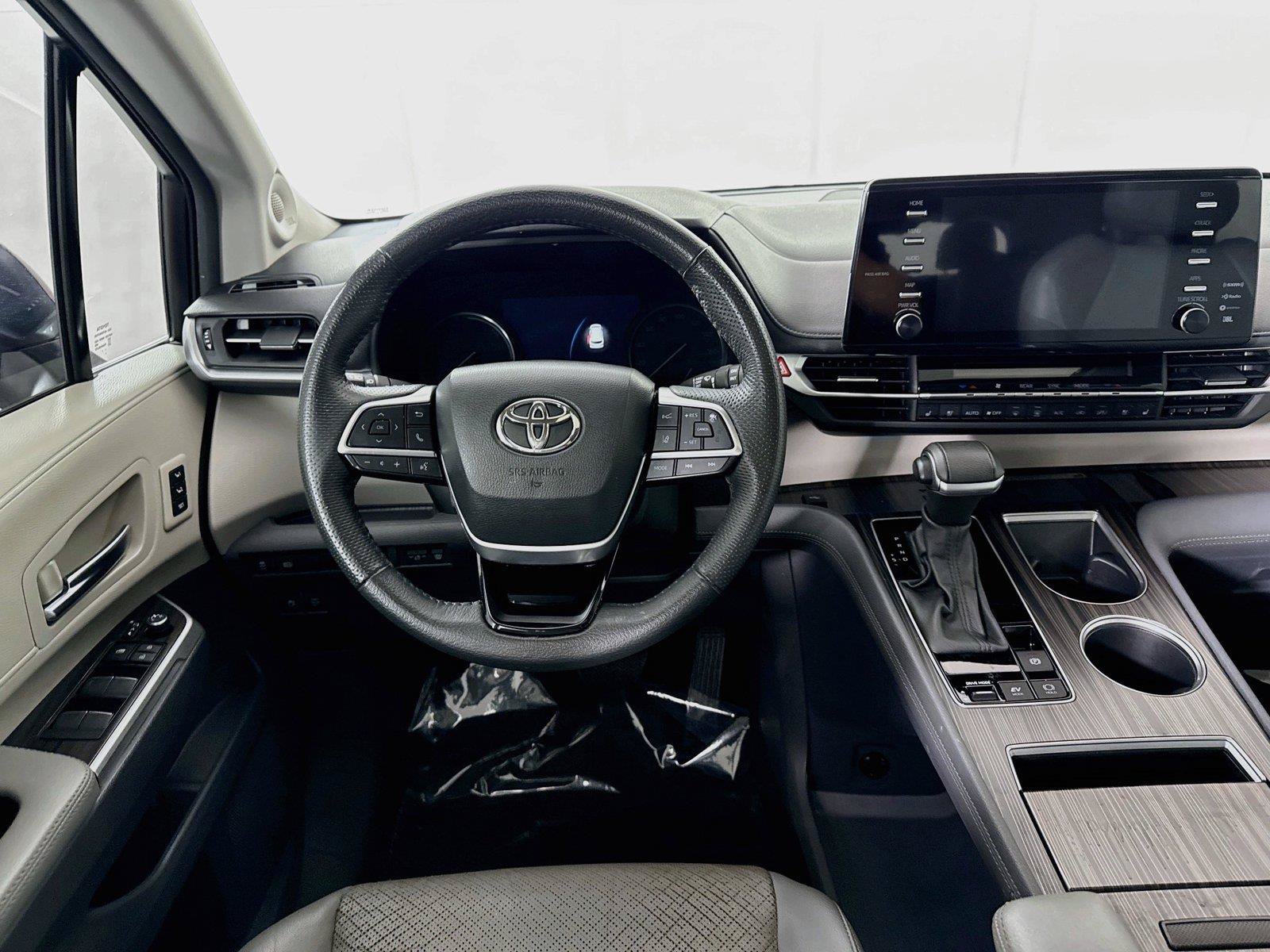 Used 2023 Toyota Sienna Limited FWD image 35