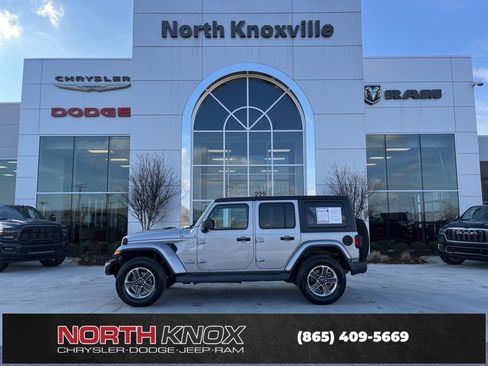 Used 2019 Jeep Wrangler Unlimited Sahara image 2
