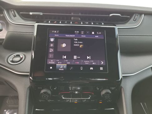 New 2025 Jeep Grand Cherokee Altitude image 24