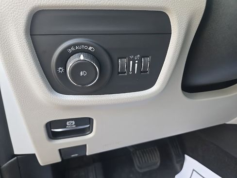 Used 2021 Jeep Grand Cherokee L Overland w/ Advanced Protech Group III image 12