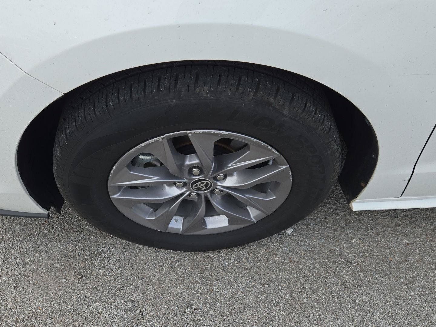 Used 2024 Toyota Sienna LE AWD/4WD image 12
