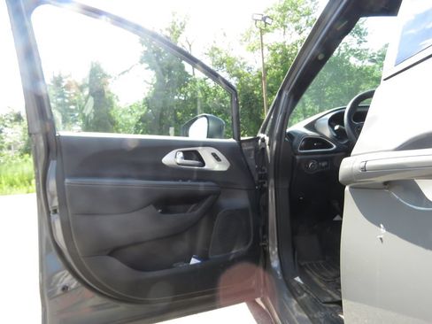 Used 2023 Chrysler Pacifica Touring-L w/ S Appearance Package FWD image 9
