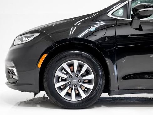 Used 2024 Chrysler Pacifica Limited FWD image 34
