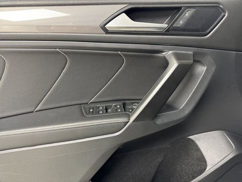 Used 2023 Volkswagen Tiguan SE w/ Panoramic Sunroof Package FWD image 10