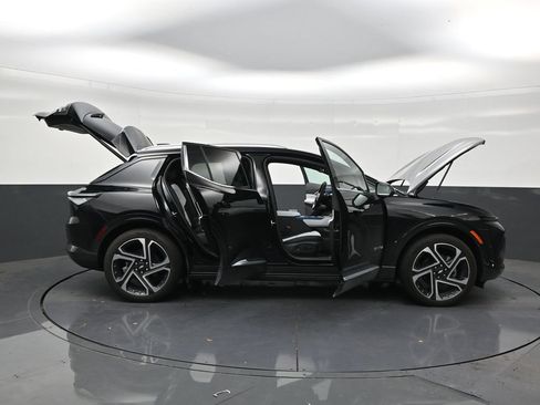 Used 2026 Chevrolet Equinox EV LT w/ Convenience Package II FWD image 28