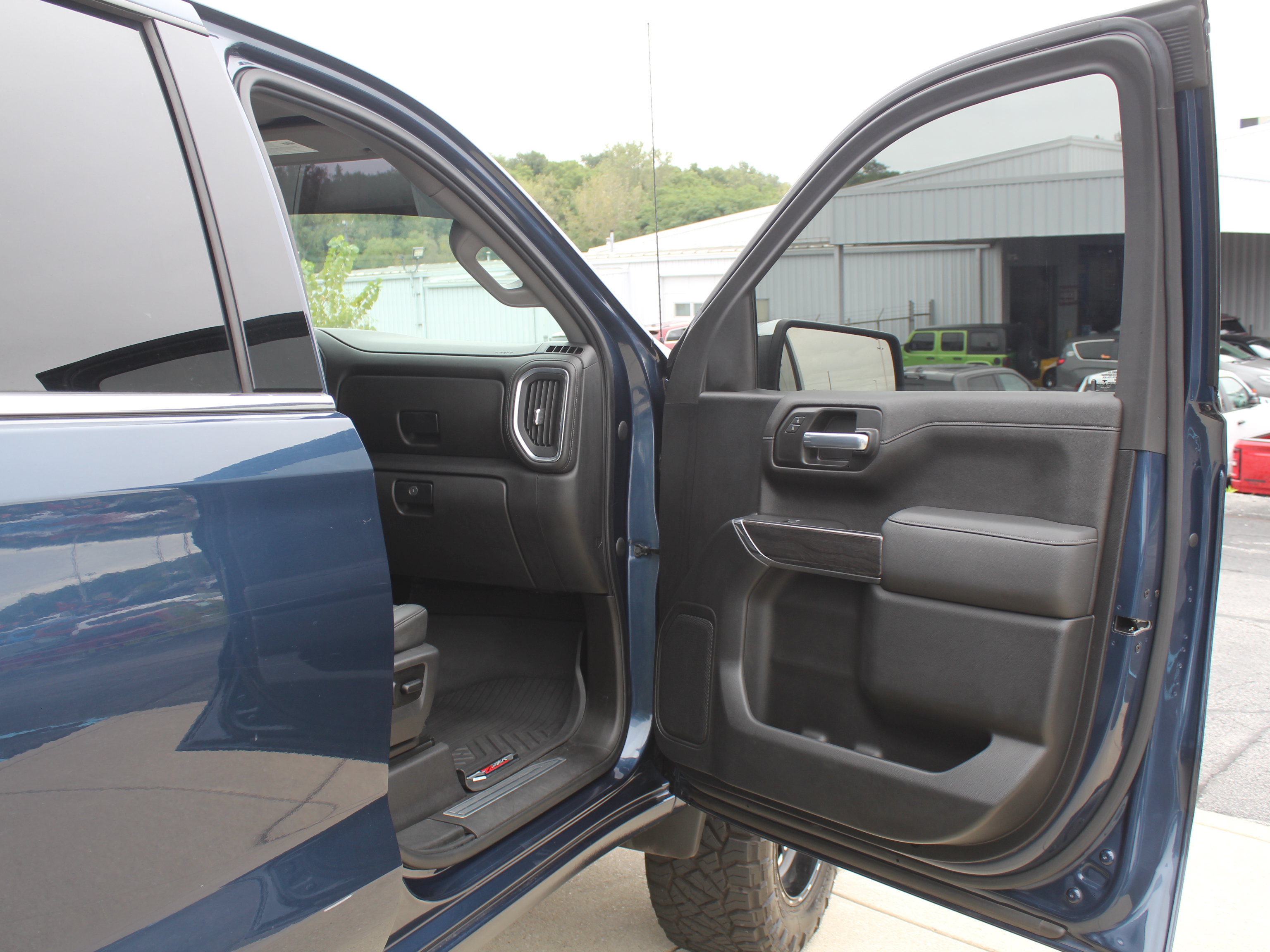 Used 2021 Chevrolet Silverado 1500 LTZ AWD/4WD image 27