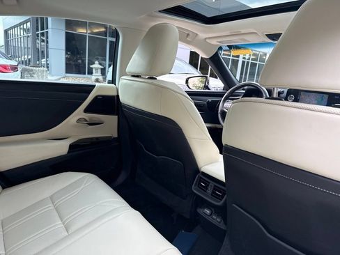 Used 2022 Lexus ES 300h w/ Luxury Package FWD image 9