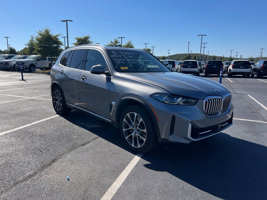Used 2024 BMW X5 xDrive40i w/ Premium Package AWD/4WD image 3