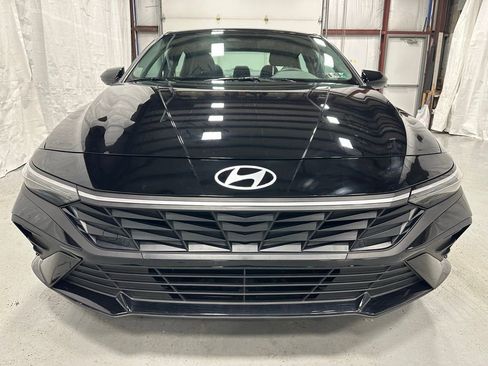 Used 2025 Hyundai Elantra Sport image 2