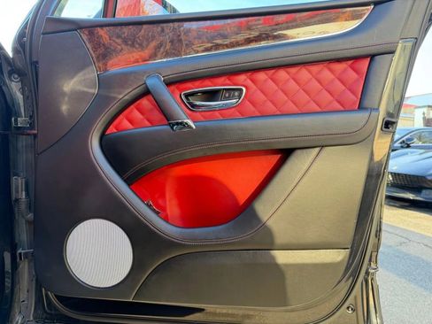 Used 2019 Bentley Bentayga image 28