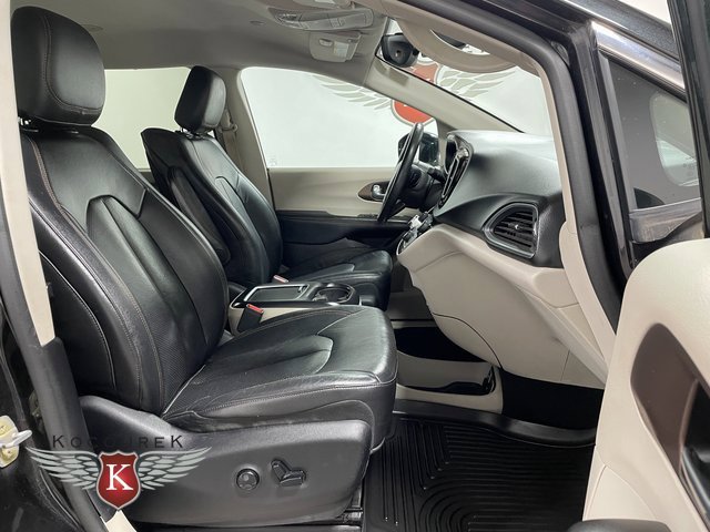 Used 2017 Chrysler Pacifica Touring-L Plus w/ Uconnect Theatre Group FWD image 23