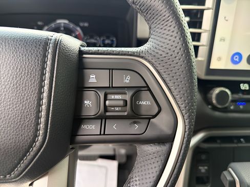 Used 2025 Toyota Tundra Limited AWD/4WD image 31