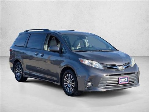 Used 2018 Toyota Sienna XLE image 3