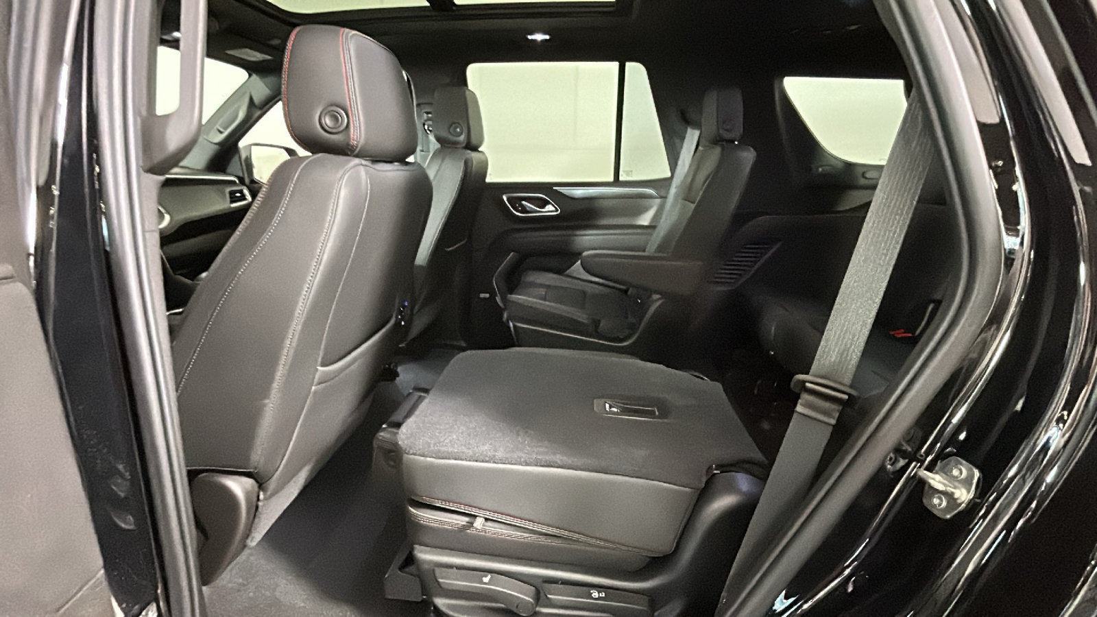 Used 2021 Chevrolet Tahoe RST w/ Luxury Package AWD/4WD image 31