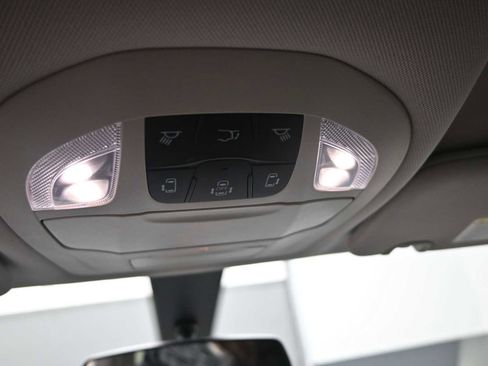 Used 2022 Chrysler Voyager LX image 15