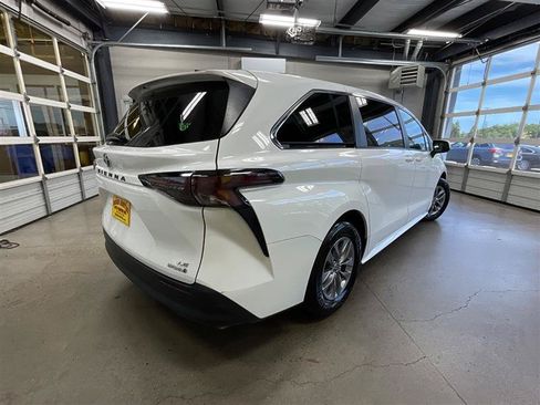 Used 2023 Toyota Sienna LE AWD/4WD image 5