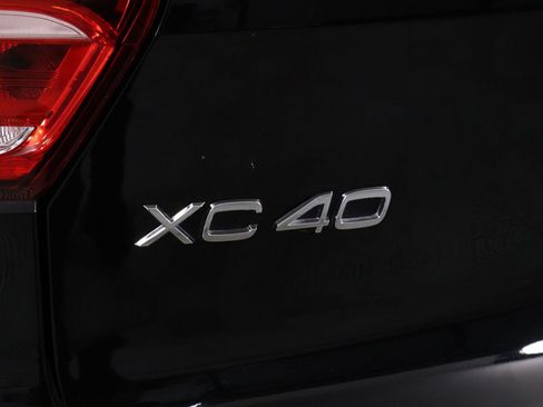 Certified 2025 Volvo XC40 B5 Plus AWD/4WD image 19