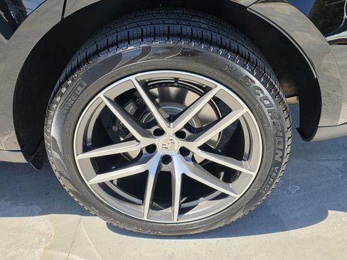 Certified 2025 Porsche Macan AWD/4WD image 18