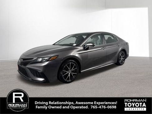 Used 2024 Toyota Camry SE image 1