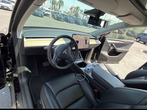 Used 2022 Tesla Model Y Long Range AWD/4WD image 3
