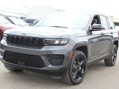New 2025 Jeep Grand Cherokee Altitude RWD image 5