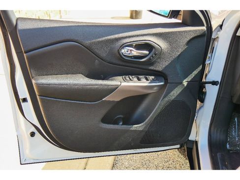 Used 2019 Jeep Cherokee Limited AWD/4WD image 9