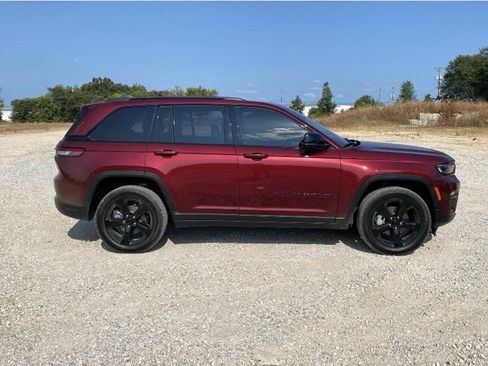 Used 2023 Jeep Grand Cherokee Limited w/ Black Appearance Package AWD/4WD image 2