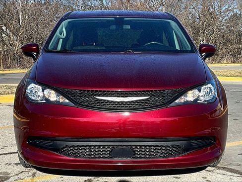 Used 2022 Chrysler Voyager LX image 2