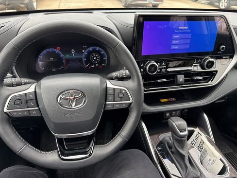 Used 2025 Toyota Highlander Platinum image 19