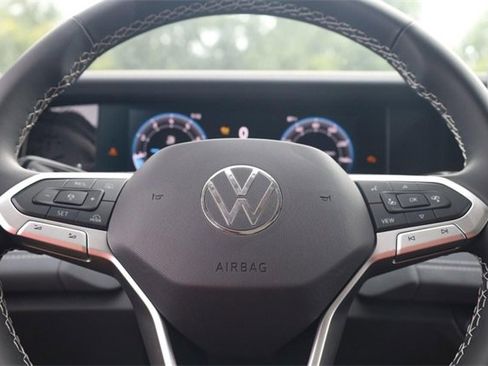 New 2025 Volkswagen Tiguan SE image 11