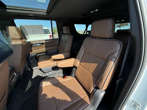 New 2026 Chevrolet Suburban High Country AWD/4WD image 17