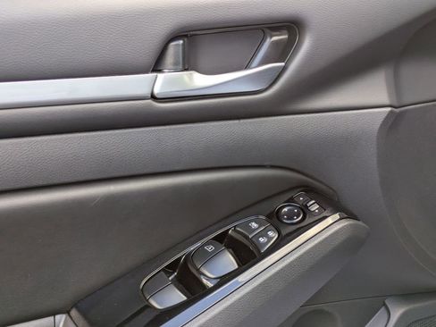 Used 2025 Nissan Altima 2.5 SR image 13