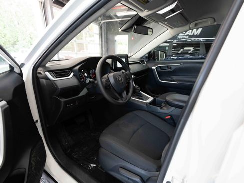 Used 2022 Toyota RAV4 LE FWD image 8