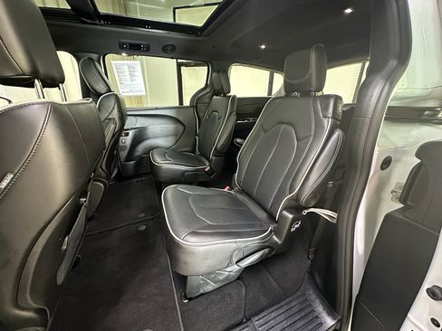 Used 2026 Chrysler Pacifica Limited w/ S Appearance Package FWD image 17