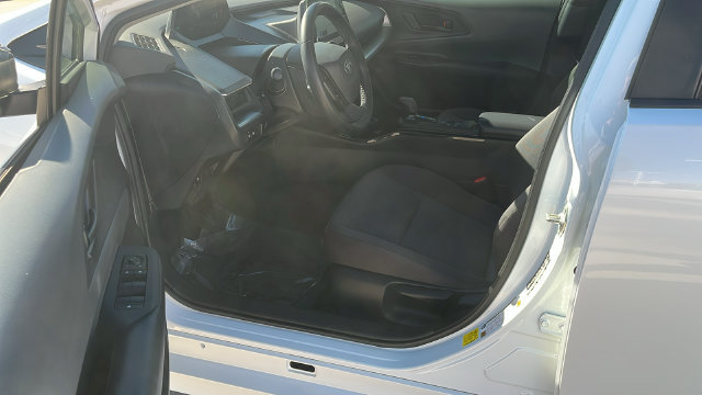 Used 2025 Toyota Prius LE FWD image 17