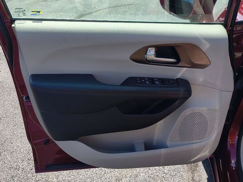 Used 2018 Chrysler Pacifica Touring-L w/ Premium Audio Group FWD image 4
