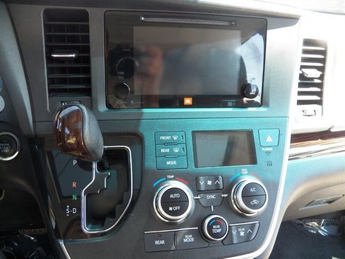 Used 2015 Toyota Sienna Limited Premium w/ Advanced Technology Package FWD image 22