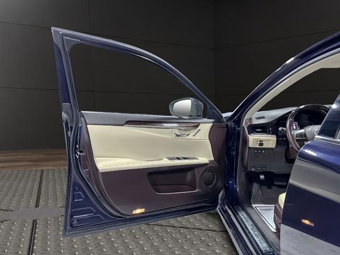 Used 2018 Lexus ES 350 w/ Navigation System Package image 18