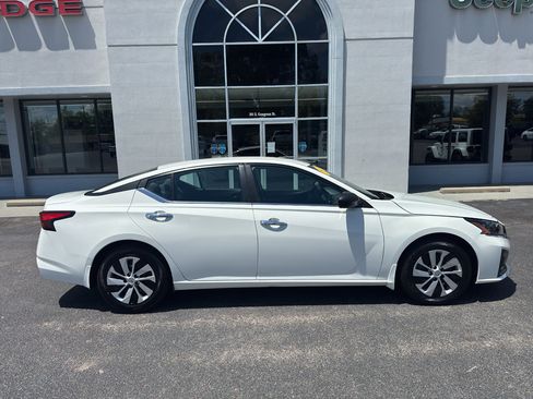 Used 2024 Nissan Altima 2.5 S FWD image 2