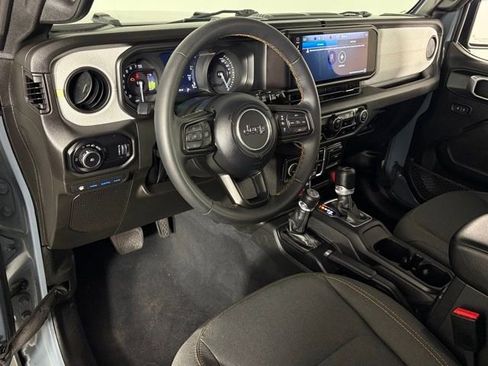 Used 2024 Jeep Wrangler Unlimited image 15