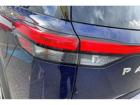 Used 2025 Nissan Pathfinder SL AWD/4WD image 34